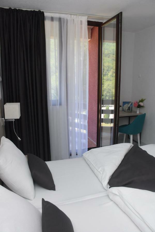 Hotel Mladost Tjentiste Ngoại thất bức ảnh